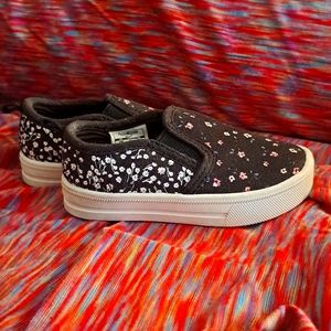 Oshkosh B'gosh floral toddler shoe size 4
